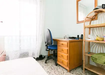 Acogedora habitación con armario independiente en un apartamento de 3 dormitorios, Albaicín en Granada