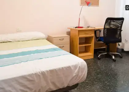 Acogedora habitación con calefacción en piso compartido, Benimaclet. en Valencia