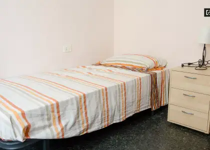 Acogedora habitación con llave independiente en piso compartido, Benimaclet. en Valencia