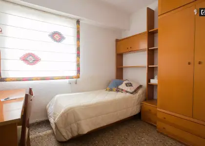Acogedora habitación en apartamento de 3 dormitorios en Benimaclet en Valencia