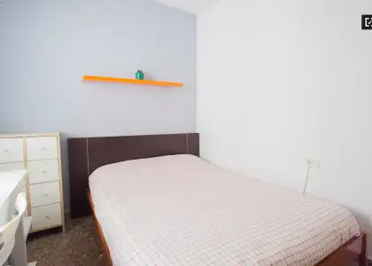 Acogedora habitación en apartamento de 3 dormitorios en Benimaclet en Valencia