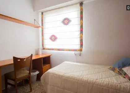 Acogedora habitación en apartamento de 3 dormitorios en Benimaclet en Valencia