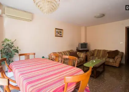 Acogedora habitación en apartamento de 3 dormitorios en Benimaclet en Valencia