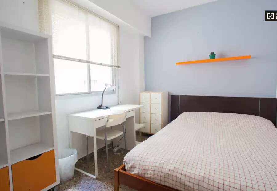 Acogedora habitación en apartamento de 3 dormitorios en Benimaclet en Valencia