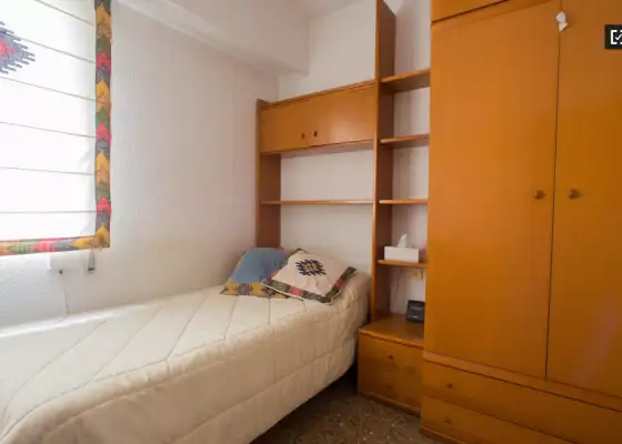 Acogedora habitación en apartamento de 3 dormitorios en Benimaclet en Valencia