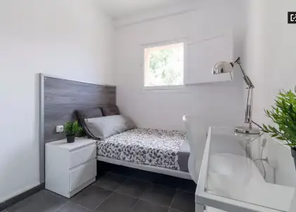 Acogedora habitación en un apartamento de 4 dormitorios en Algirós en Valencia