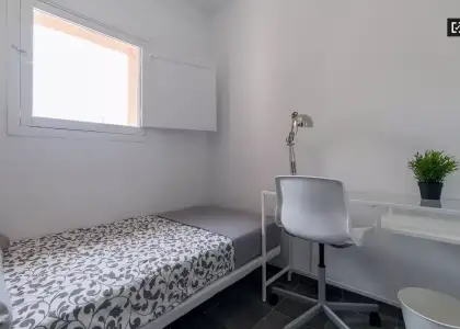 Acogedora habitación en un apartamento de 4 dormitorios en Algirós en Valencia