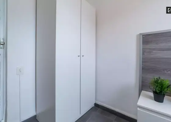 Acogedora habitación en un apartamento de 4 dormitorios en Algirós en Valencia