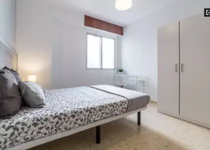 Acogedora habitación en un apartamento de 5 dormitorios en Camins al Grau en Valencia