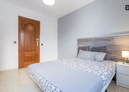 Acogedora habitación en un apartamento de 5 dormitorios en Camins al Grau en Valencia