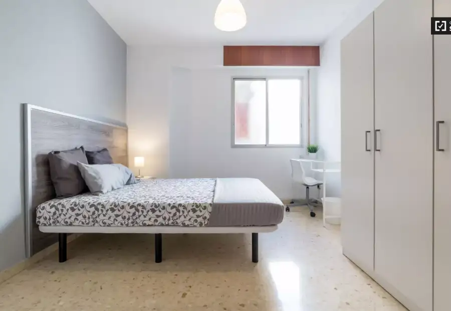 Acogedora habitación en un apartamento de 5 dormitorios en Camins al Grau en Valencia
