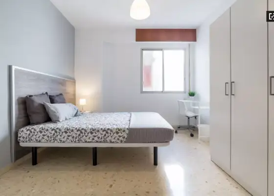 Acogedora habitación en un apartamento de 5 dormitorios en Camins al Grau en Valencia