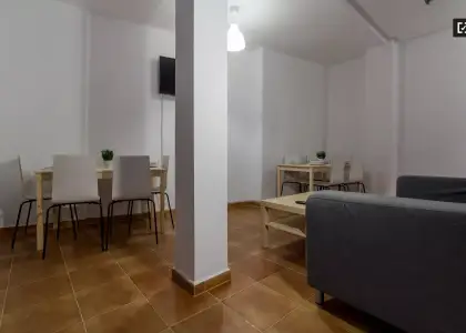 Acogedora habitación en un apartamento de 7 habitaciones, Ciutat Vella en Valencia