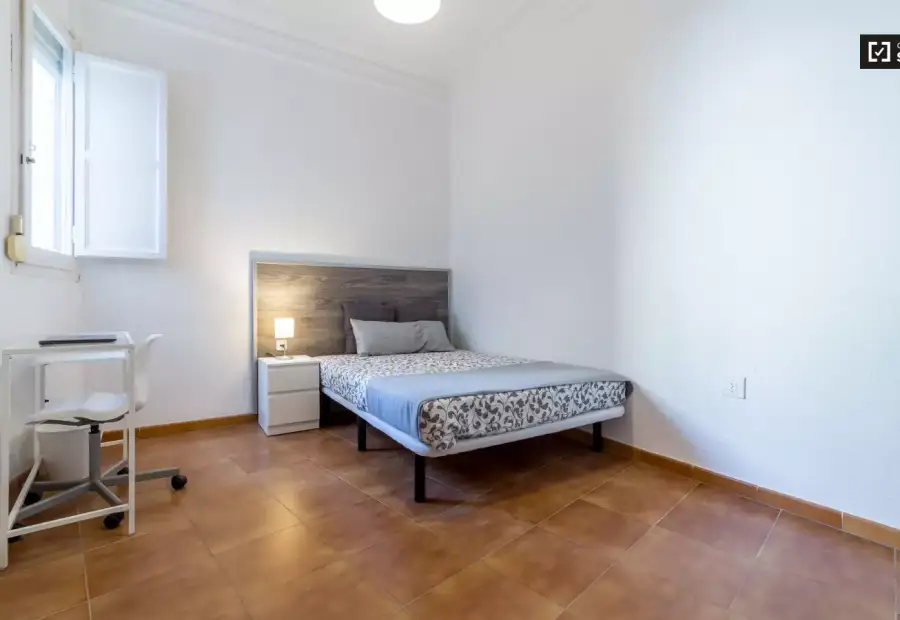 Acogedora habitación en un apartamento de 7 habitaciones, Ciutat Vella en Valencia