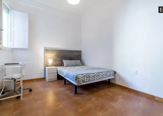 Acogedora habitación en un apartamento de 7 habitaciones, Ciutat Vella en Valencia