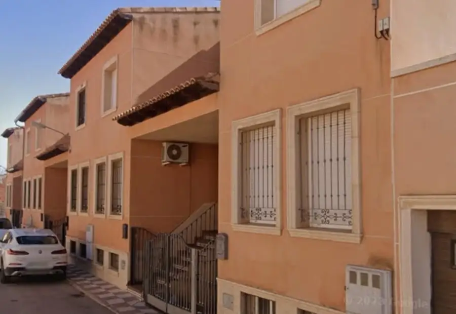Adosado seminuevo amueblado con calefacción y piscina en La Villa de Don Fadrique