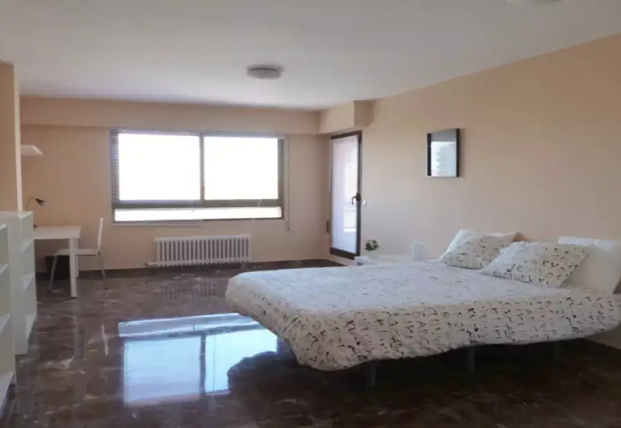 Alquiler de habitaciones en apartamento de 5 dormitorios en Parque De Roma en Zaragoza