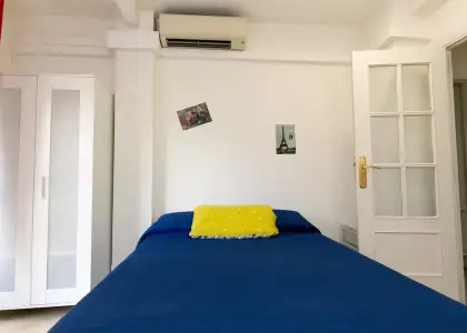 Alquiler de habitaciones en piso de 6 habitaciones en Granada en Granada