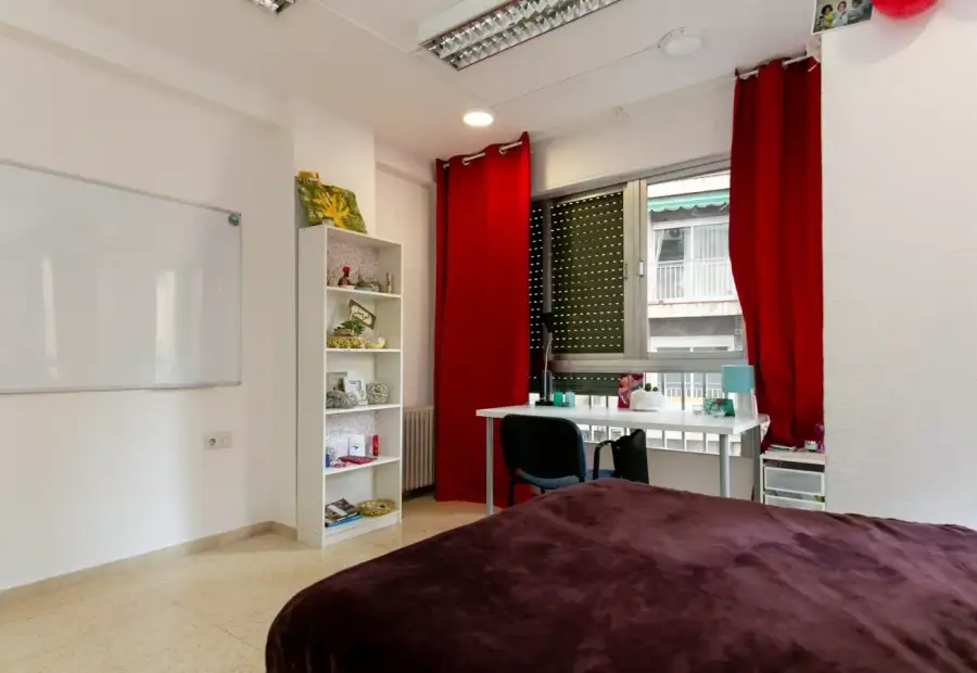 Alquiler de habitaciones en piso de 6 habitaciones en Granada en Granada