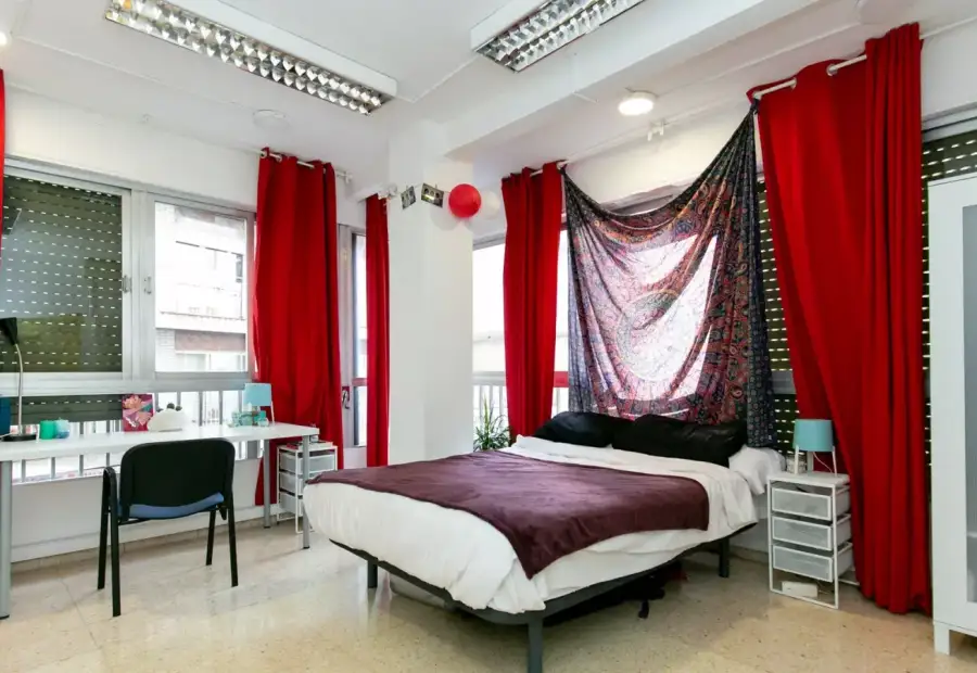 Alquiler de habitaciones en piso de 6 habitaciones en Granada en Granada