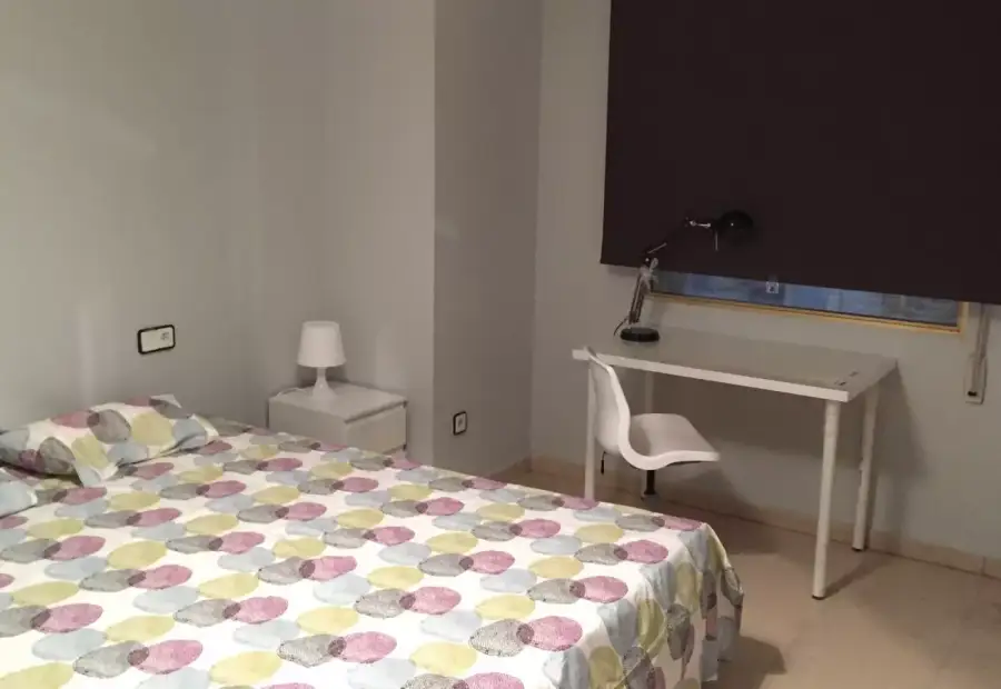 Alquiler de habitaciones para estudiantes en piso de 4 habitaciones en Alicante en Alicante (Alacant)