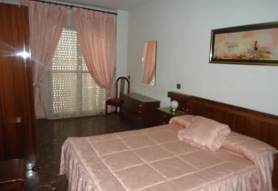 Alquiler de piso de tres dormitorios con un baño y aseo en Manzanares