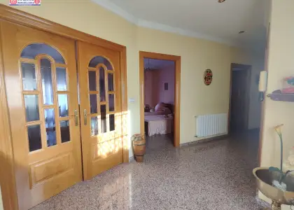 Amplia casa de 165 metros de parcela con patio, garaje y dormitorio en planta baja en Alcázar de San Juan