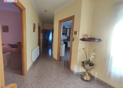 Amplia casa de 165 metros de parcela con patio, garaje y dormitorio en planta baja en Alcázar de San Juan