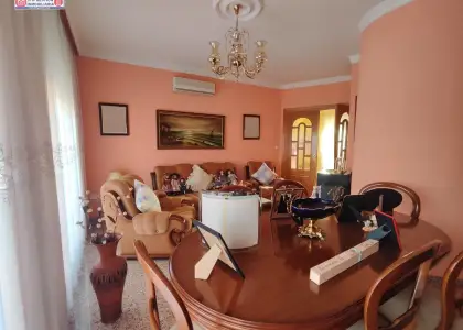 Amplia casa de 165 metros de parcela con patio, garaje y dormitorio en planta baja en Alcázar de San Juan