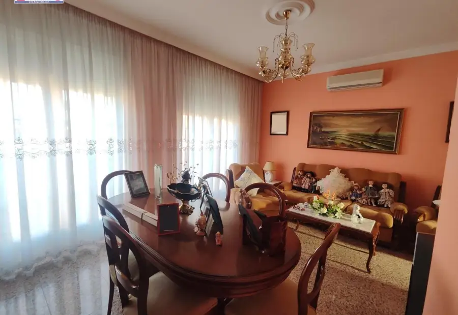 Amplia casa de 165 metros de parcela con patio, garaje y dormitorio en planta baja en Alcázar de San Juan