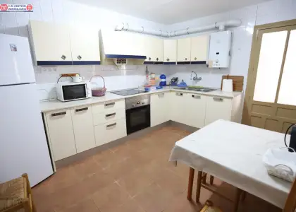 Amplia Casa en Campo de Criptana con Patio y Dos Viviendas Completas por €130,000 en Campo de Criptana