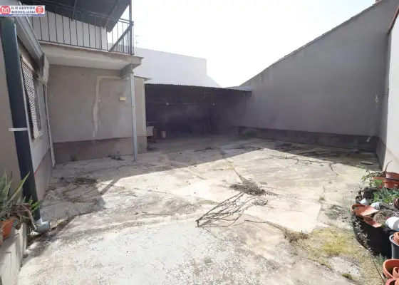 Amplia Casa en Campo de Criptana con Patio y Dos Viviendas Completas por €130,000 en Campo de Criptana