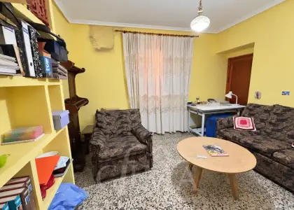 Amplia casa en esquina con 170 m² de planta y gran terraza semicubierta en el centro de Tomelloso en Tomelloso