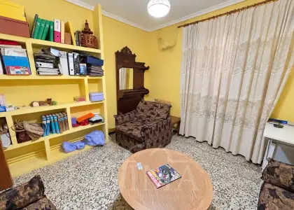 Amplia casa en esquina con 170 m² de planta y gran terraza semicubierta en el centro de Tomelloso en Tomelloso