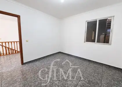 Amplia casa en esquina de dos plantas con 5 dormitorios, local y terraza cubierta en zona príncipe alfonso en Tomelloso