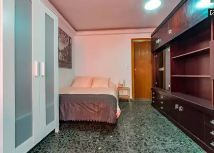 Amplia habitación con cama doble en alquiler en Quatre Carreres en Valencia