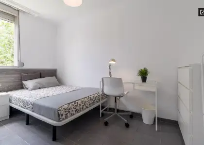 Amplia habitación en un apartamento de 4 dormitorios en Algirós en Valencia