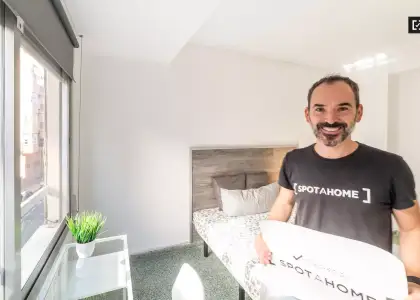 Amplia habitación en un apartamento de 5 dormitorios en El Pla del Real en Valencia