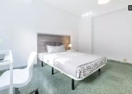 Amplia habitación en un apartamento de 5 dormitorios en El Pla del Real en Valencia