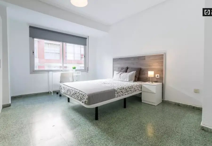 Amplia habitación en un apartamento de 5 dormitorios en El Pla del Real en Valencia