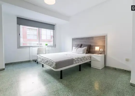 Amplia habitación en un apartamento de 5 dormitorios en El Pla del Real en Valencia