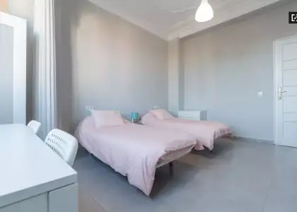 Amplia habitación en un apartamento de 5 dormitorios en L'Eixample en Valencia