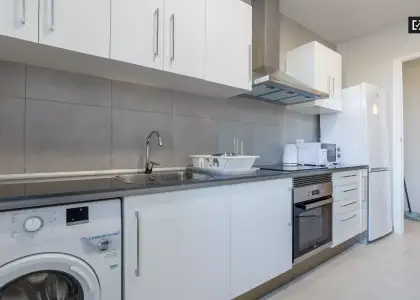 Amplia habitación en un apartamento de 5 dormitorios en L'Eixample en Valencia