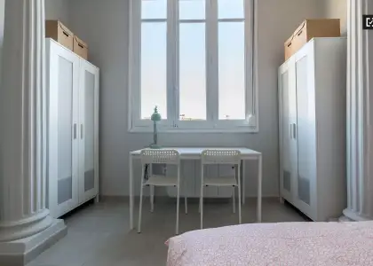 Amplia habitación en un apartamento de 5 dormitorios en L'Eixample en Valencia