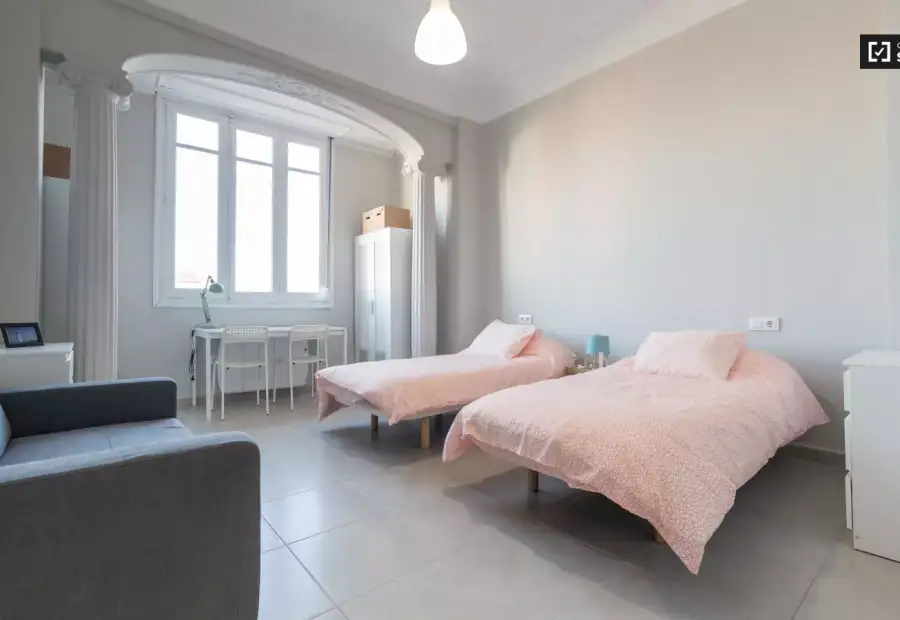 Amplia habitación en un apartamento de 5 dormitorios en L'Eixample en Valencia