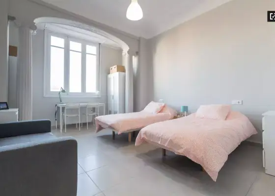 Amplia habitación en un apartamento de 5 dormitorios en L'Eixample en Valencia