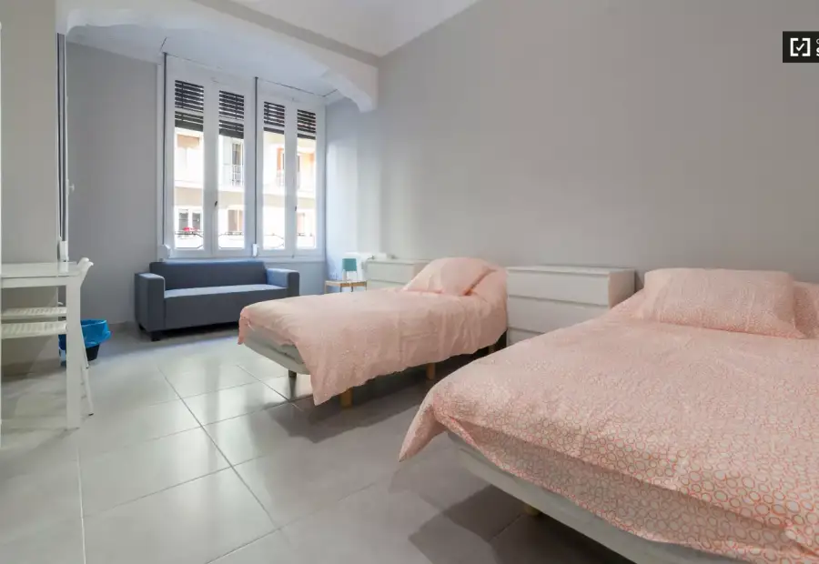 Amplia habitación en un apartamento de 5 dormitorios en Russafa, Valencia en Valencia