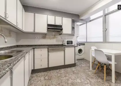 Amplia habitación en un apartamento de 6 dormitorios en Quatre Carreres en Valencia