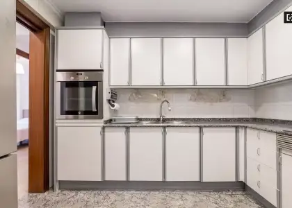 Amplia habitación en un apartamento de 6 dormitorios en Quatre Carreres en Valencia