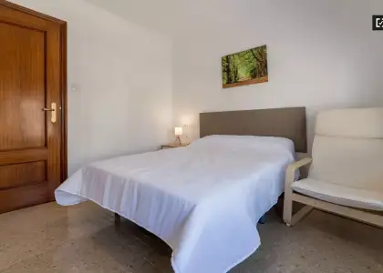 Amplia habitación en un apartamento de 6 dormitorios en Quatre Carreres en Valencia